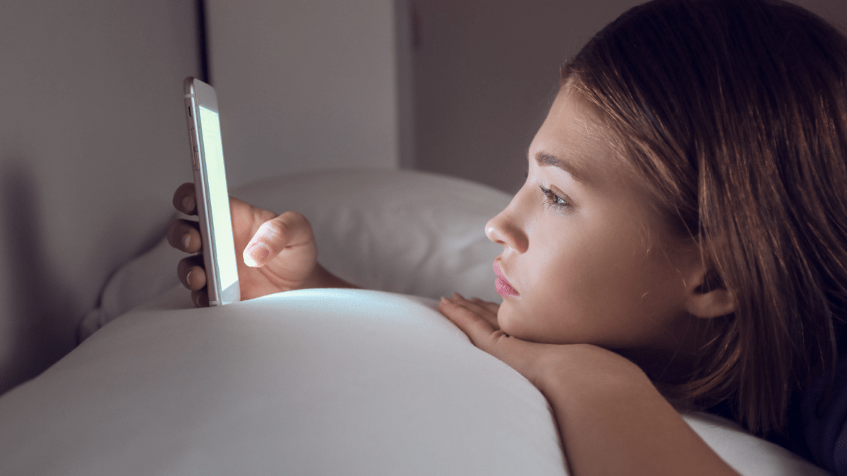 Why Scrolling Drains Your Brain More Than Reading a Book